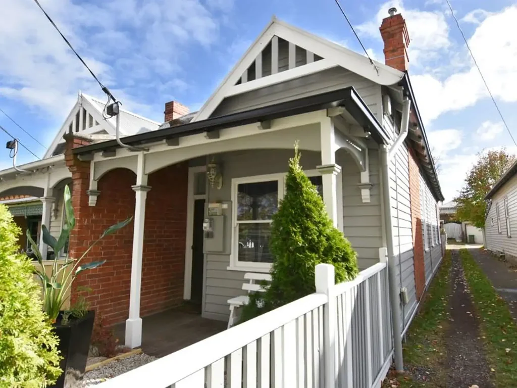 UPDATED COTTAGE IN POPULAR CENTRAL BALLARAT