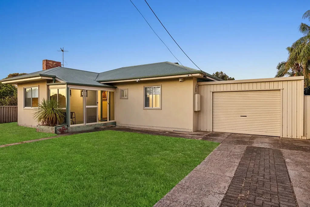 BEAUTIFULLY MAINTAINED FAMILY HOME WITH 3 BEDROOMS
