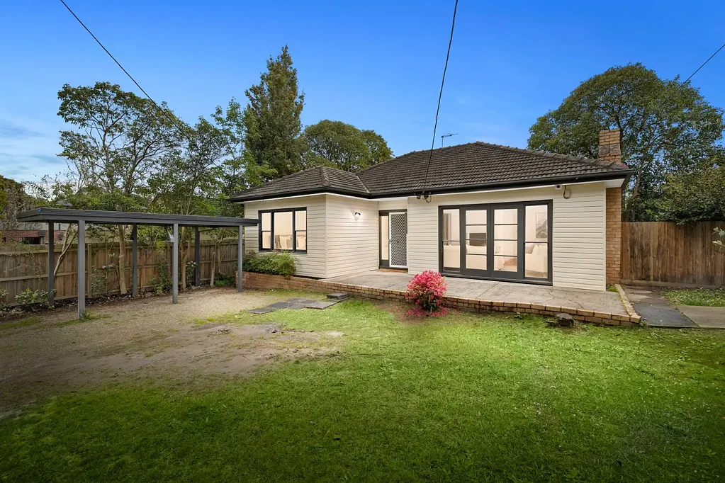 Ringwood East 3कमरा Classic Charm with Space to Feel at Home
