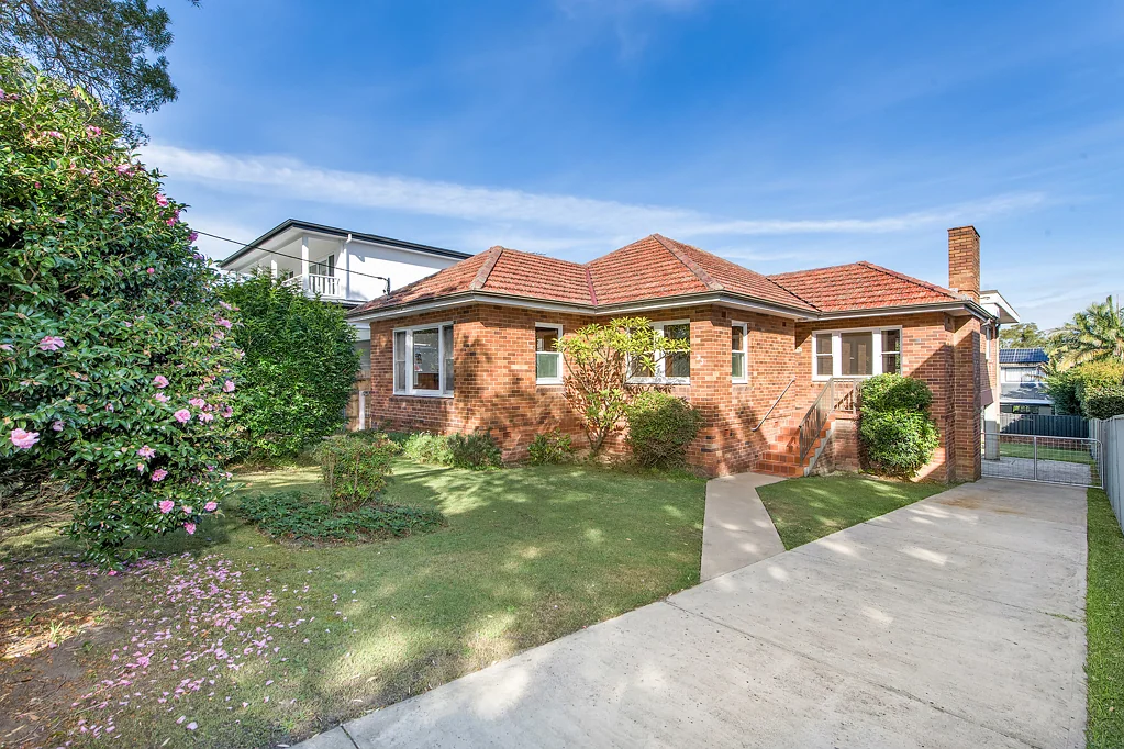 Collaroy 3房 686sqm平地地块 高端海滨位置 超大卧室 松木地板 巨大后院 Premium opportunity on a level 686sqm beachside block