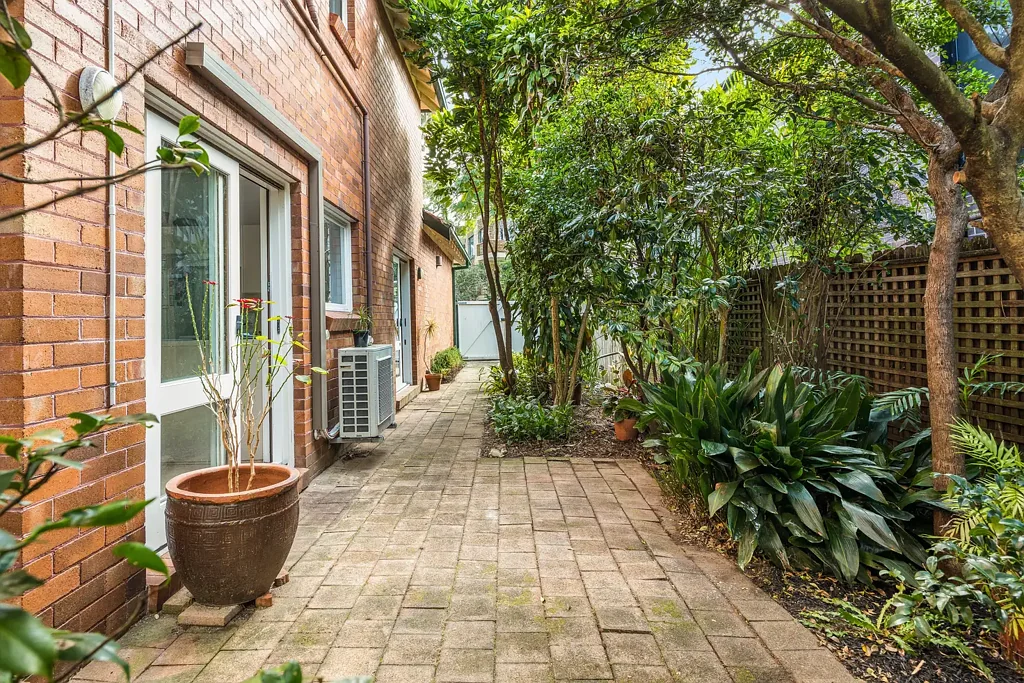Cremorne 1房 稀有的一卧室花园公寓，地理位置极其优越 Rare One-Bedroom Garden Apartment in a Superbly Central Position