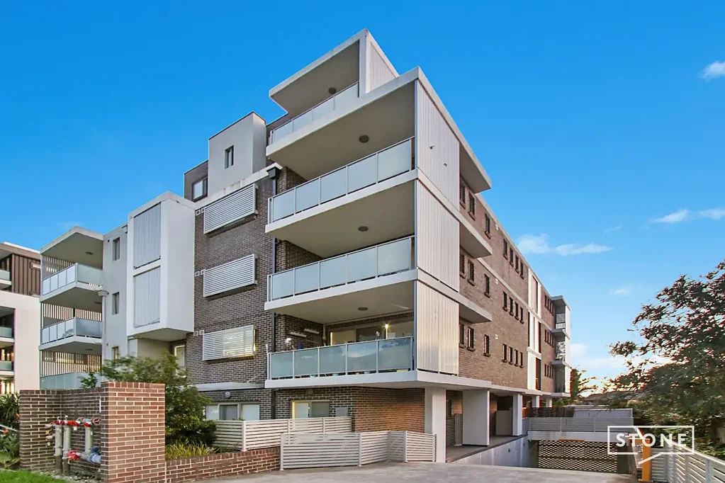 Westmead 2房 Westmead热门街道 宽敞开敞生活区 两卧带柜 主浴中央 木地板 洗衣区室内 单位车位 Stylish Living in the Heart of Westmead