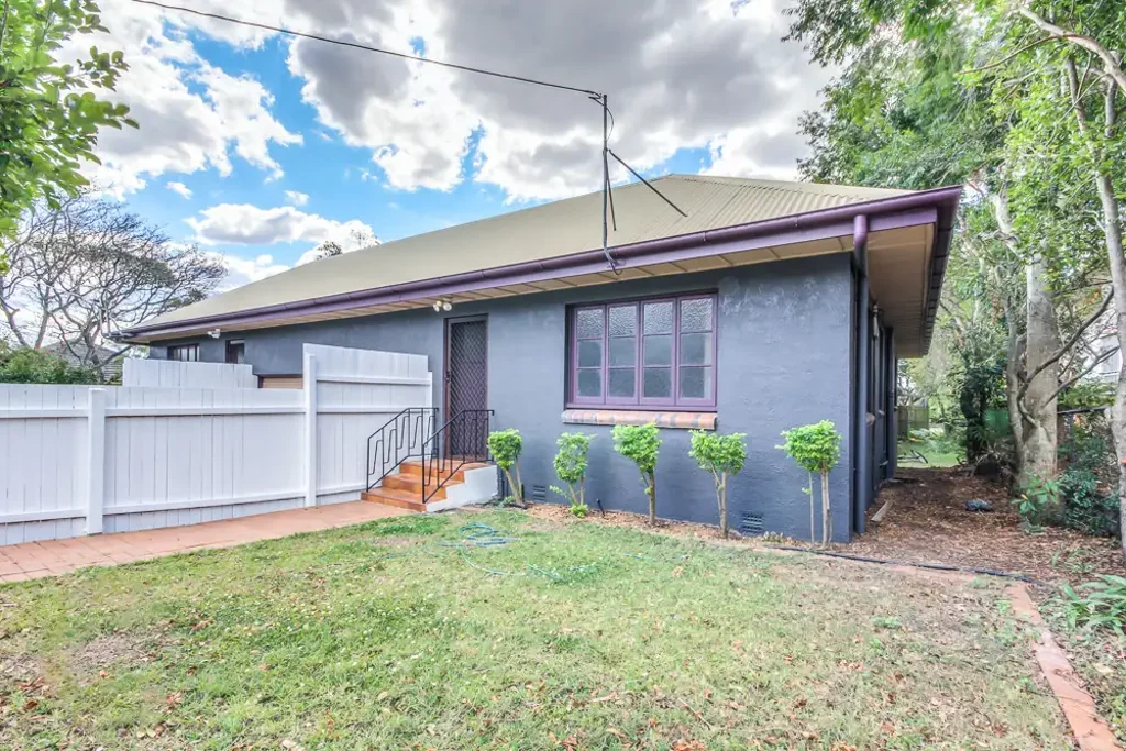 This recently renovated duplex will not last long! Located conveniently in Annerley the property features the following: - 2 large bedrooms-
