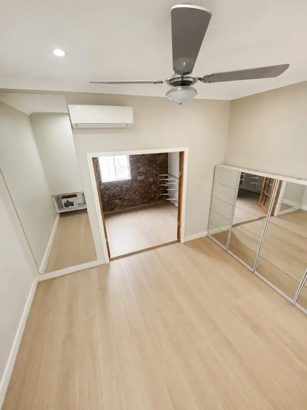 SELF-CONTAINED STUDIO FLAT
