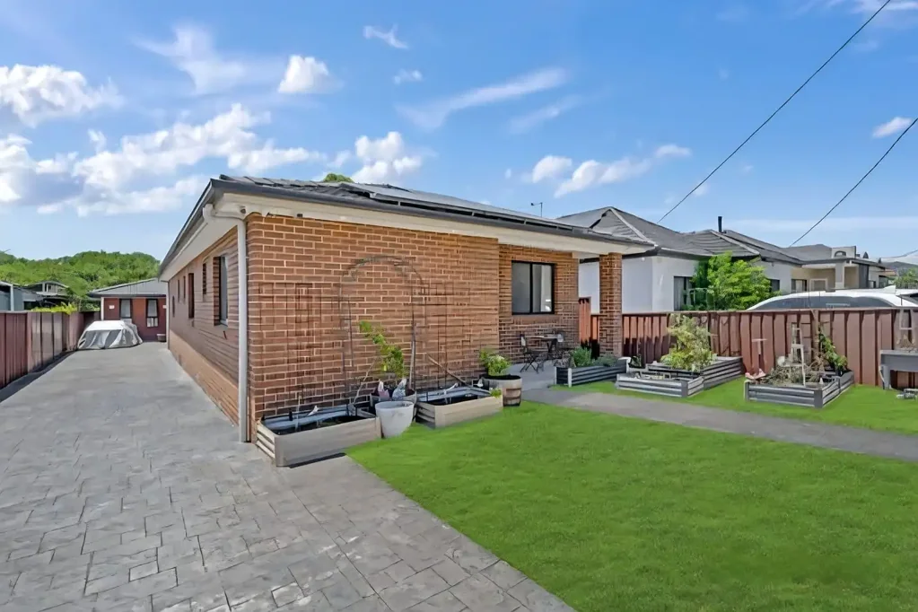 Merrylands 6房 现代家庭住宅 Modern Family Home