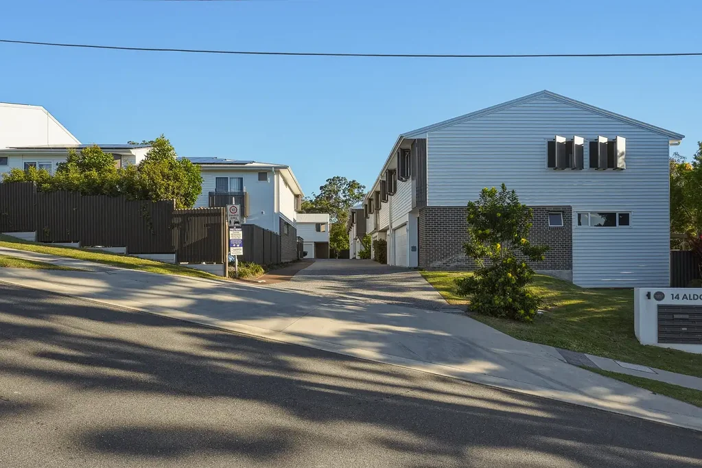 Everton Park 4 Slaapkamer Stylish Designer Townhome In an Elevated Boutique Complex.