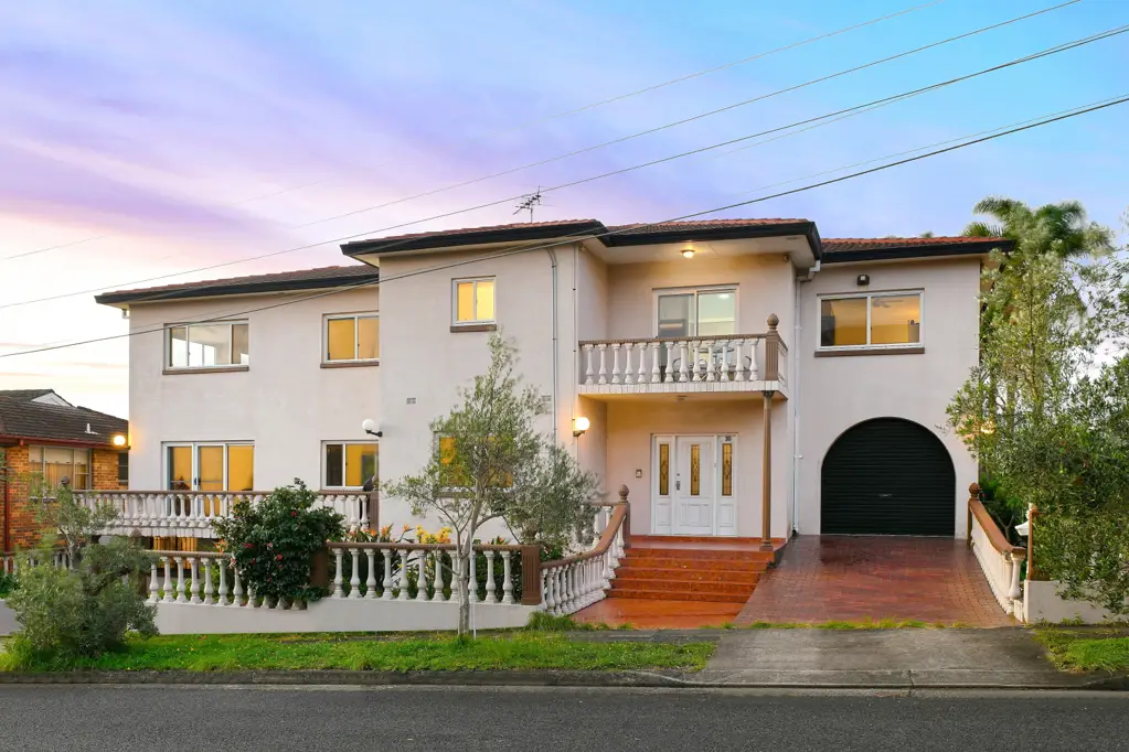 Maroubra 8Phòng ngủ Large Family Home On a 613SQM Corner Block With City Views, Self Contained 4 Bed Level & Development Potential