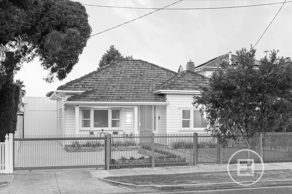 Pascoe Vale South 4房 两次战争建筑特色 时尚豪华翻新 一层楼设计 主卧带套间 绿色景观 豪华地毯 高耸天花板 标志性化妆间 现代厨房 露台娱乐空间 学区优越 交通便捷 Expressions of Interest closing Thursday 25th June at 5pm