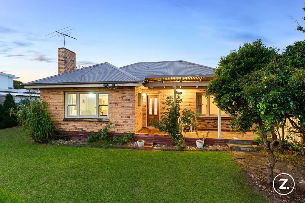 Mordialloc 3ห้องนอน Wide Frontage, Dual Titles, Creekside Position with Real Upside