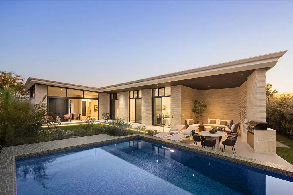 Burleigh Waters 5房  Rare Architectural Oasis Celebrating Liveable Luxury