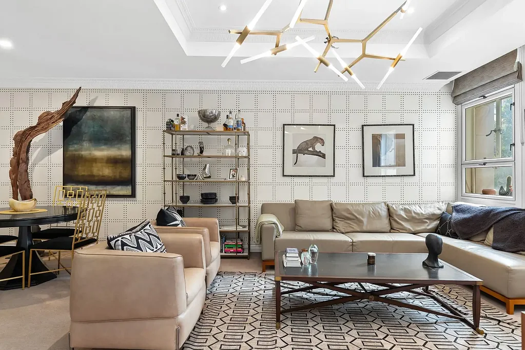 BEAUTIFULLY FUNISHED 1 BEDROOM PLUS STUDY SPACE IN CENTRE OF CBD