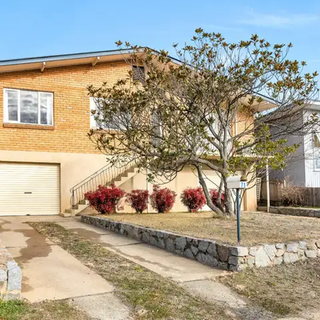 3 Bedroom Family home in the town center