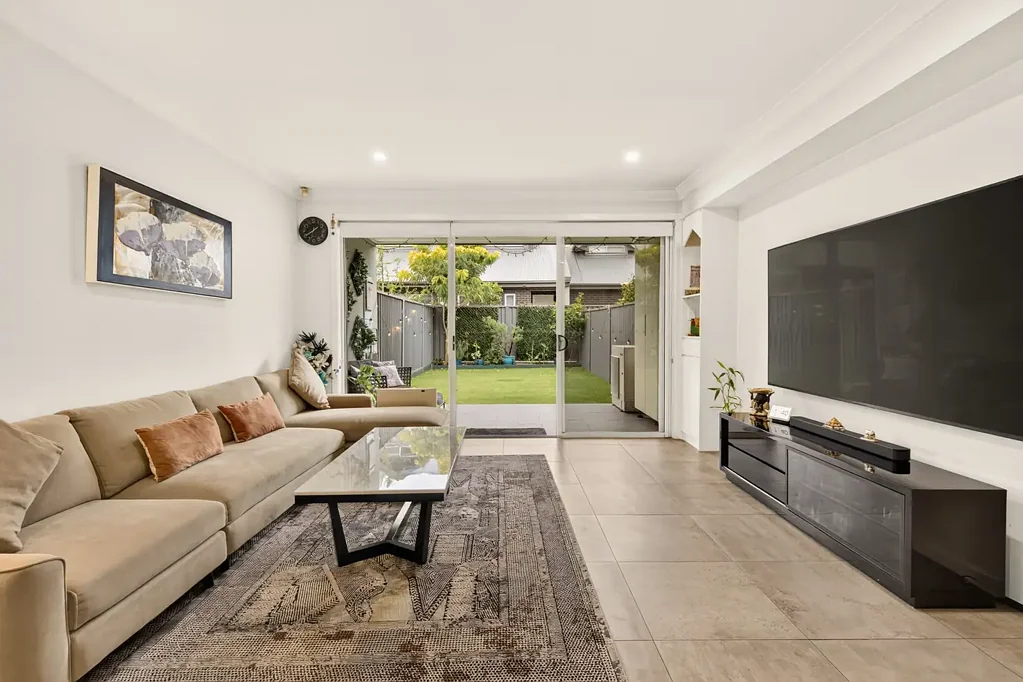 Wentworthville 4બેડરૂમ NEAR-NEW, STREET FACING WITH HOUSE-LIKE PROPORTIONS, ONLY 5 MINS WALK TO STATION