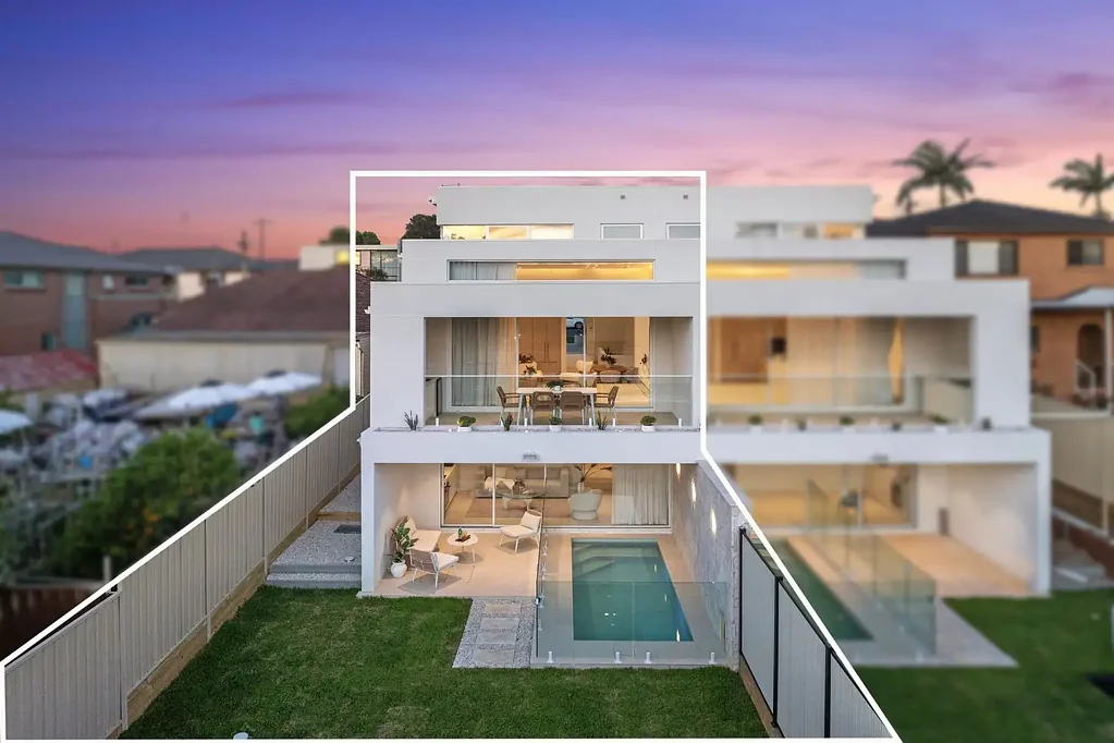 Hurstville 7 Slaapkamer Brand-New Luxury Full-Brick Tri-Level Home with Pool & Park Access