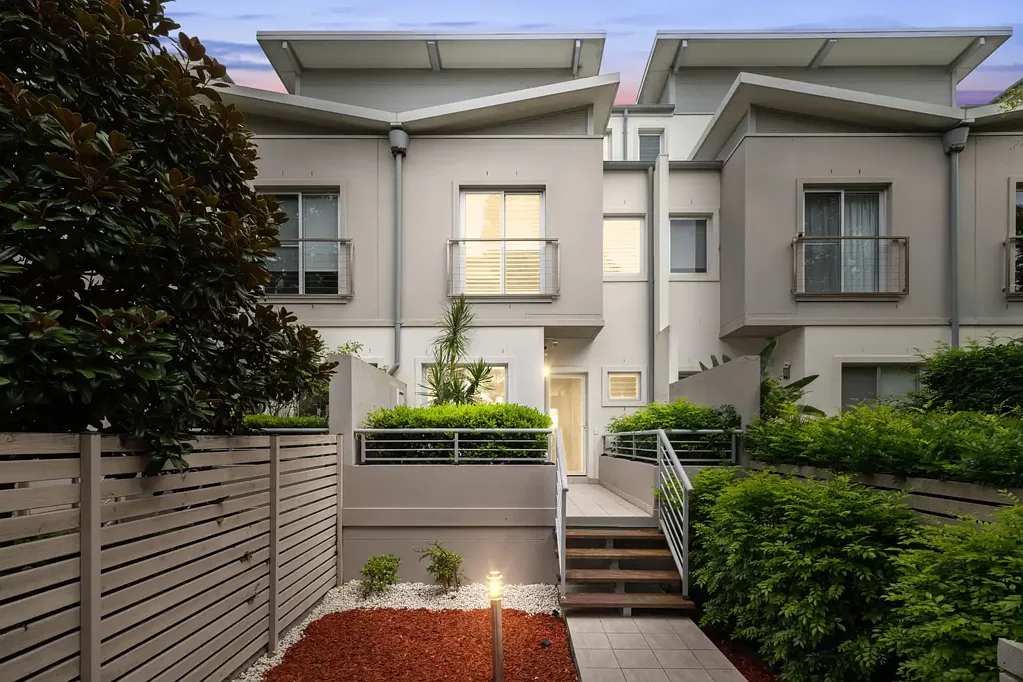 Mortlake 3ห้องนอน Rare full brick tri-level townhouse in prized bayside locale