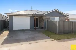 UNIT 3 75 SOPHIA RD, Worrigee