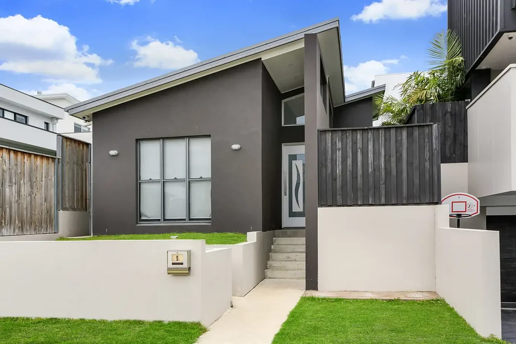 Separated Granny Flat in Great Location!