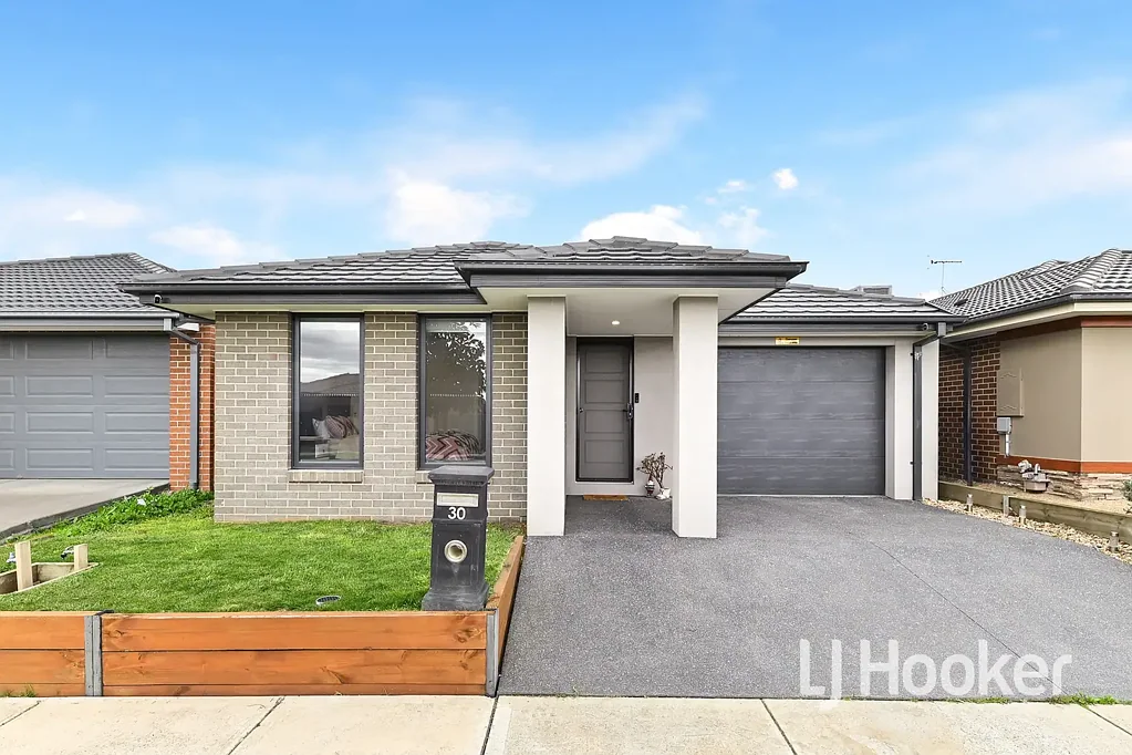 IMMACULATE 3 BEDROOM HOUSE IN CRANBOURNE EAST - LIVINGSTONE