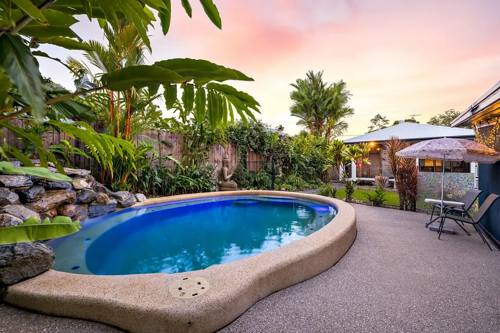 Edge Hill 2房  Charming Queenslander Cottage – Tropical Living at Its Best