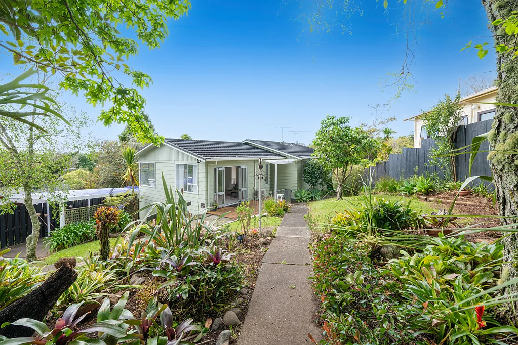 Totara Vale 3房  Elevated Family Home with Views and Space!