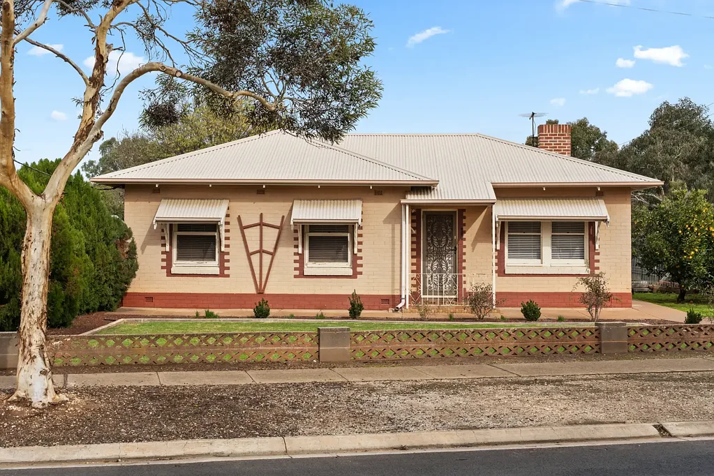 Gawler South 3 Slaapkamer Corner Block Comfort with Modern Updates!