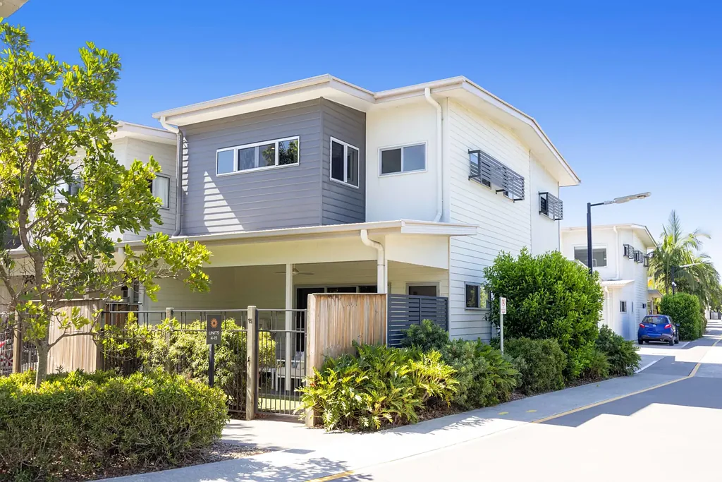 Sophisticated Fully Furnished Townhouse in Exclusive Gated Complex in Wurtulla!