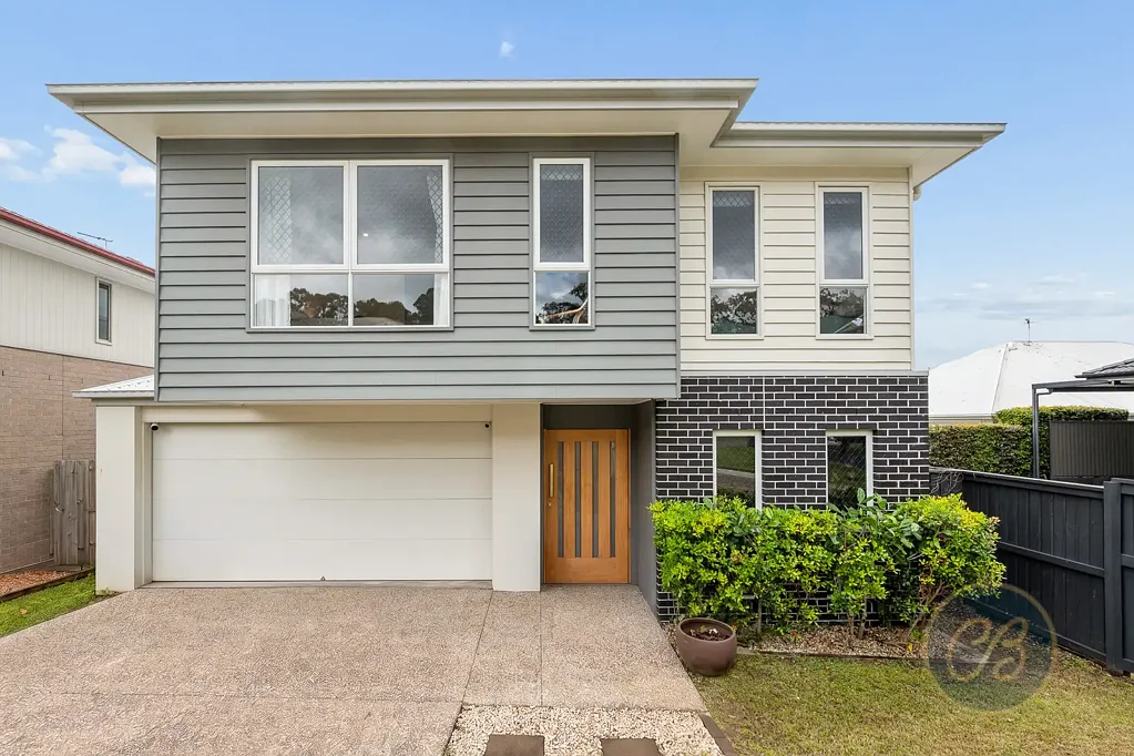 Bridgeman Downs 4房 时尚双层家庭住宅，位于热门地段 Stylish Two Storey Family Living in a Sought After Location