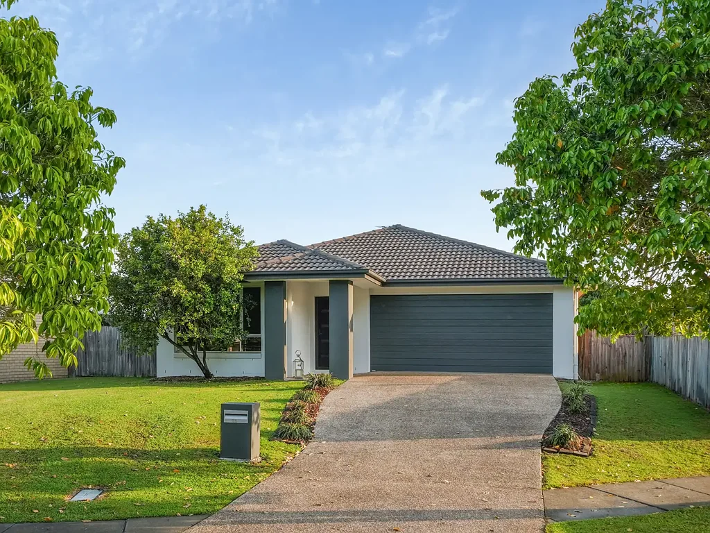 Narangba 4房 现代家庭生活与令人印象深刻的户外娱乐区！ Modern Family Living with an Impressive Outdoor Entertaining Area!