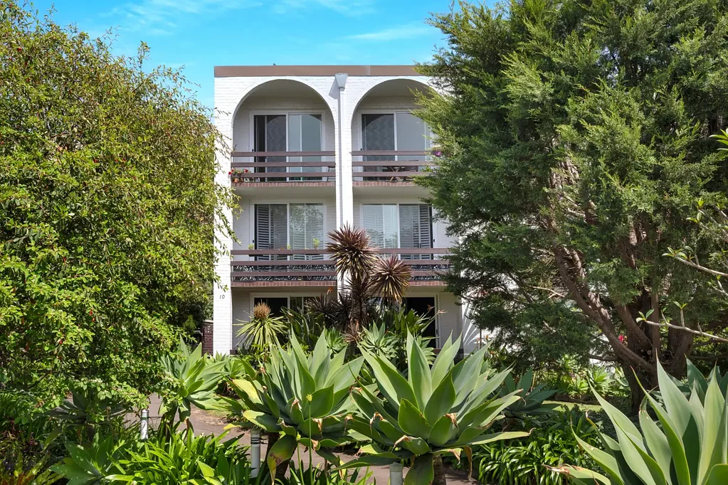 Wollongong 1房 树木环绕宁静 顶层双砖结构 落地窗高景观 现代石材厨房 宽敞卧室绿景 步行CBD海滩 A quiet haven moments from the harbour