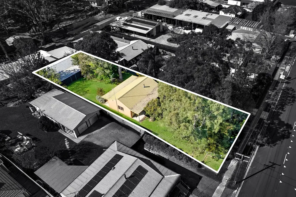 Douglas Park 2 Slaapkamer Rare Douglas Park Opportunity - Renovate, Rebuild or Invest