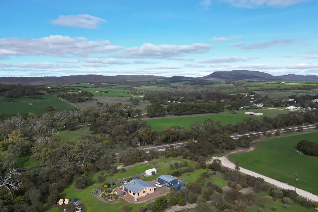 Coulta 2房  Exquisite coastal lifestyle property on 3.5 acres with expansive views.
A rare house and land parcel opportunity in desirable Coulta!