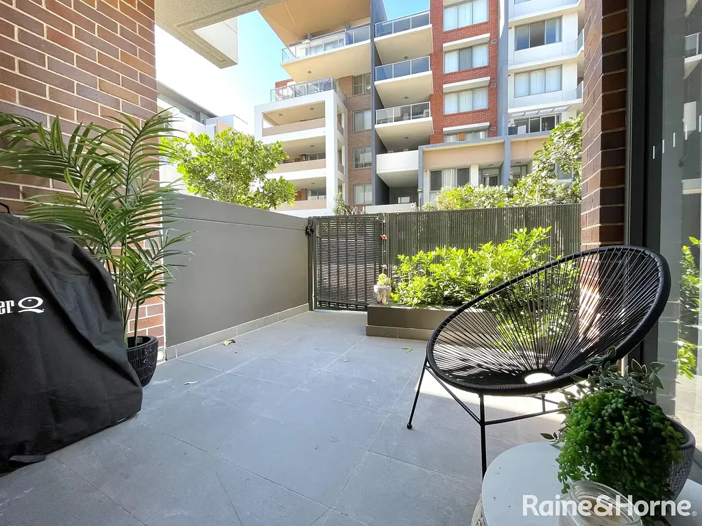 Botany 1 Bedroom Courtyard Apartment + Study !