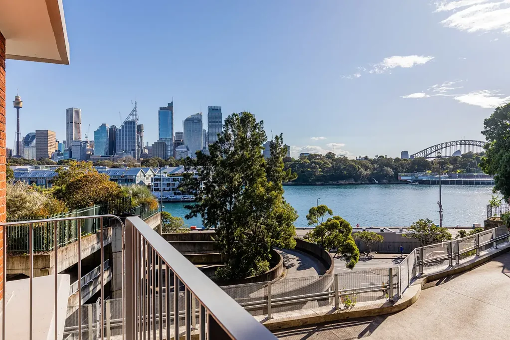 Potts Point Light Filled Apartment with Balcony & Iconic Sydney Views