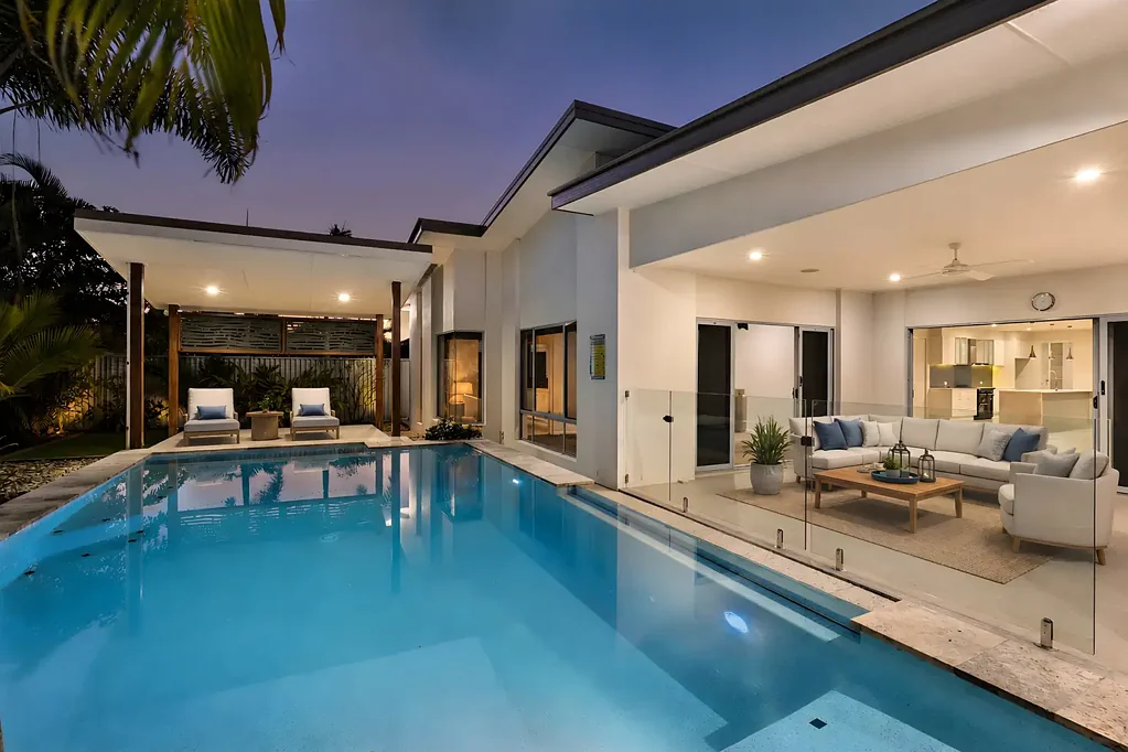 Pelican Waters 5房  A Statement of Luxury & Lifestyle | Custom-Designed Residence