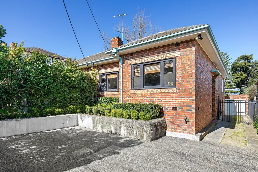 Two Bedroom House with Huge Backyard and Sauna.