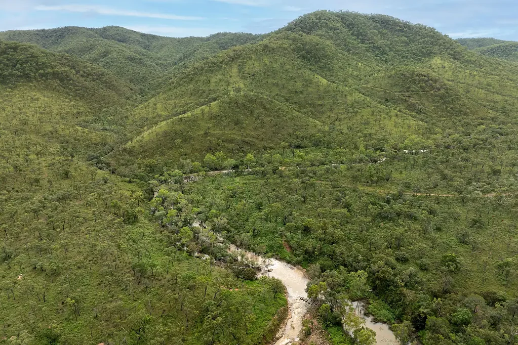 Dimbulah 原始乡村风光 土地至2064年滚动租约 未用毒素 山丘山谷牧场 瀑布永久水池 80-100头牲畜 放牧能力 强 邻近Dimbulah&Mareeba 完善便利设施 6000 acre Grazing Lease: 2210 hectares