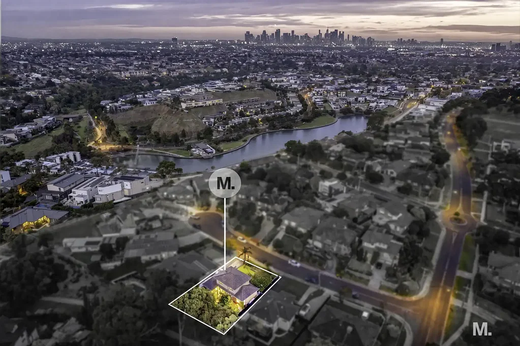 Keilor East 5غرفة نوم JURY'S OUT - VERDICT: MAURICE COURT'S ONE TO SNAP UP.