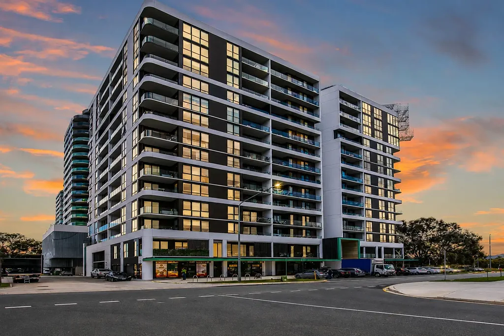 Gungahlin 2બેડરૂમ Penthouse-style living with panoramic mountain and water views.
