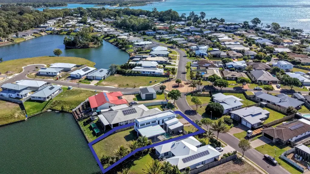 Toogoom 4غرفة نوم Striking Lakefront Home With Pool Just Minutes Walk From The Beach @ Toogoom, Hervey Bay