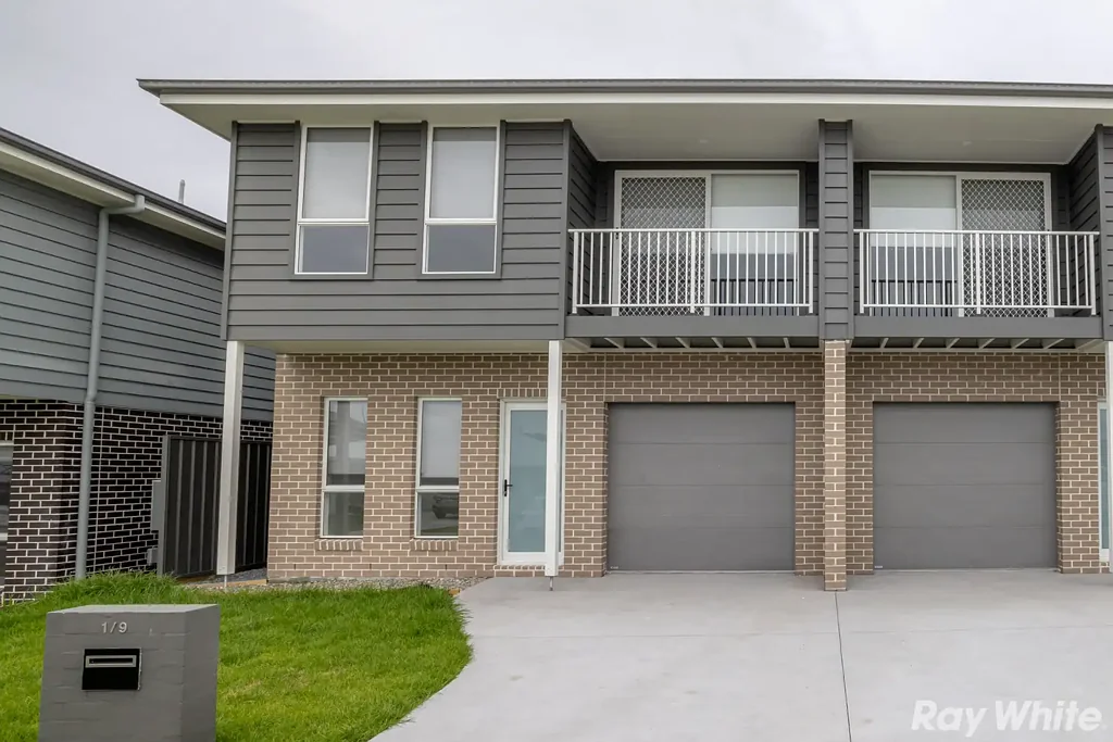 COASTAL DUPLEX - MODERN, SPACIOUS & CONVENIENT!