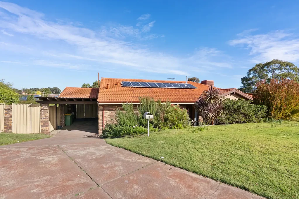 Large 4 x 2 Family Home with Muliple Living Areas