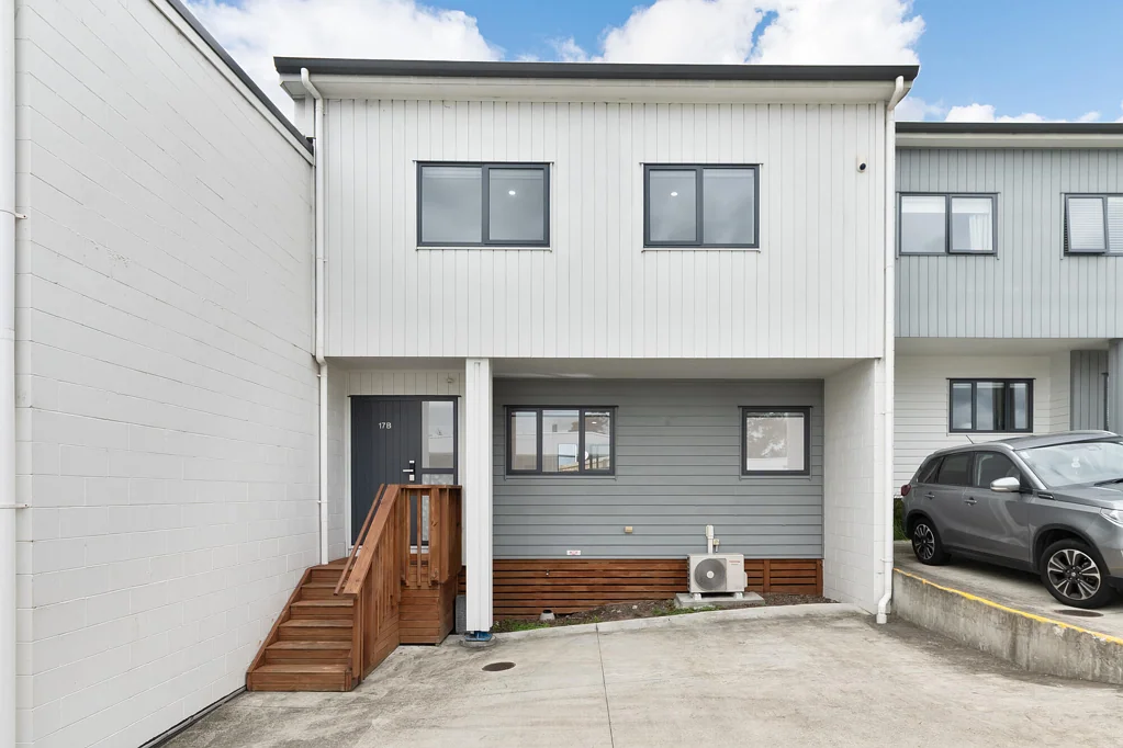 Sunnyvale 3房  NO THREE-STORY STAIRS! WIDE 2-LEVEL LIVING AT 17B SEYMOUR ROAD