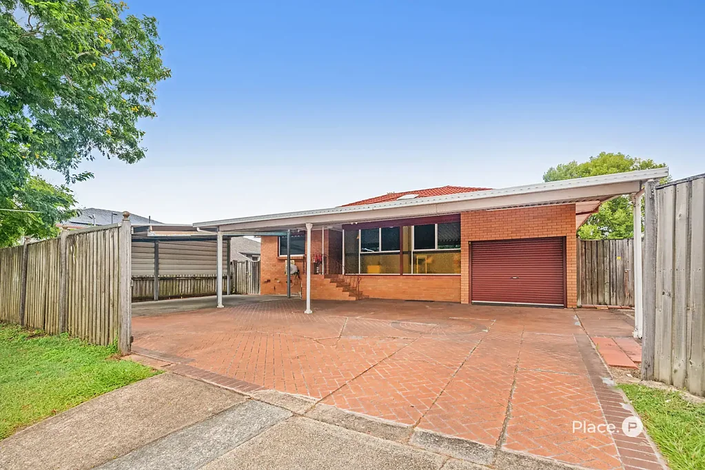 Sunnybank 5침실 Family Home with Air-Conditioning, Ample Parking & Low-Maintenance Outdoor Living!