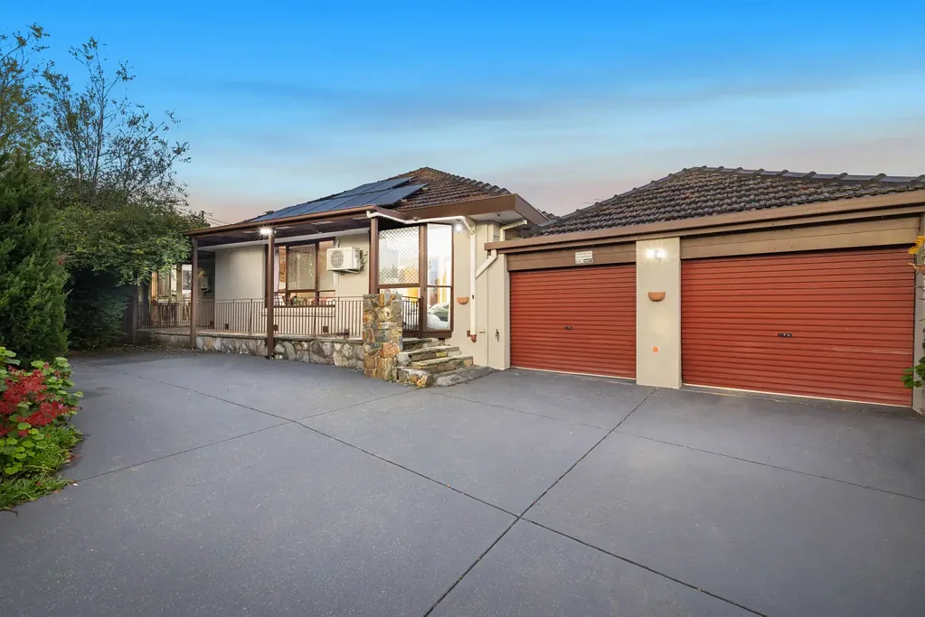 Ferntree Gully 4房 街角地块 四卧四卫 独立休闲室 投影环绕音 Westinghouse厨房 主卧套房 双车库 便利学区 Spacious Family Living Opposite Fairhills High School