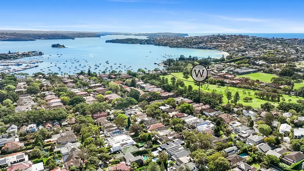 Bellevue Hill 2房 装饰艺术风格 9户安保大楼 朝北凸窗 Woollahra高尔夫景观 现代实木厨房 高天花板 硬木地板 私密后院花园 步行Plumer Road Village Timeless Ground Floor Art Deco charmer by Plumer Road village