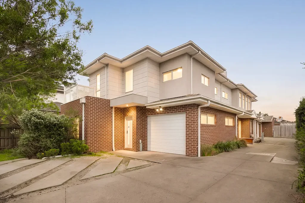 Fawkner 3部屋 Modern Living with Transport, Shops and Parks Nearby