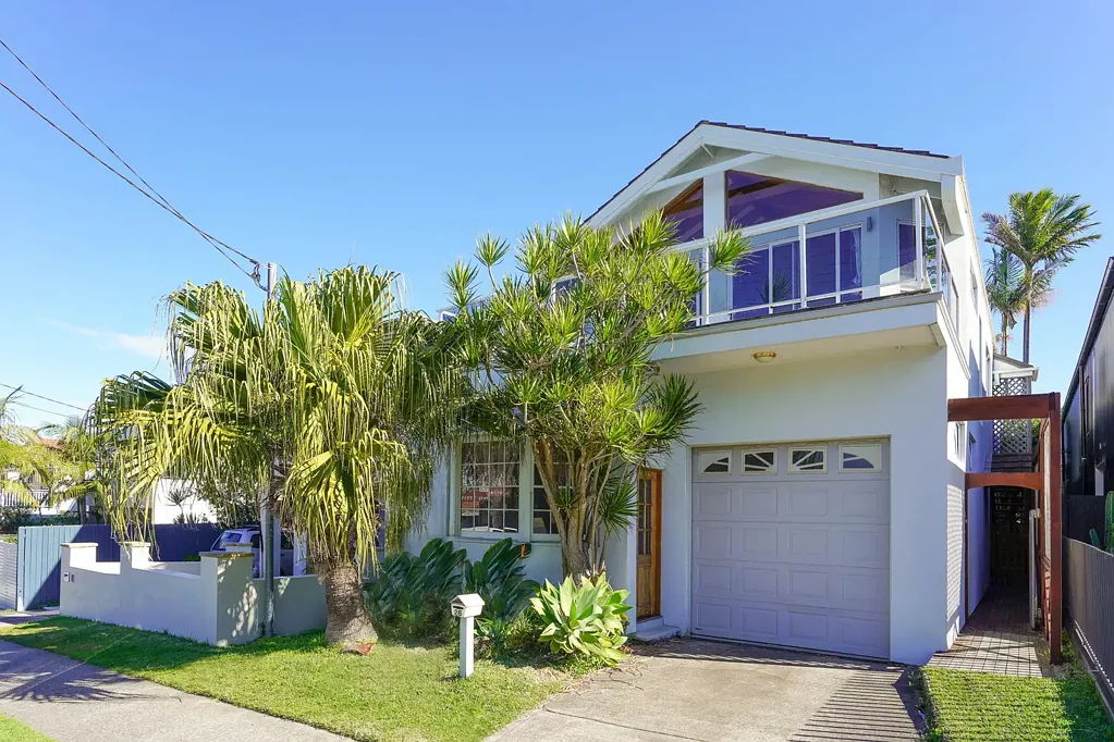PERFECT FAMILY HOME WITH OCEAN VIEWS!