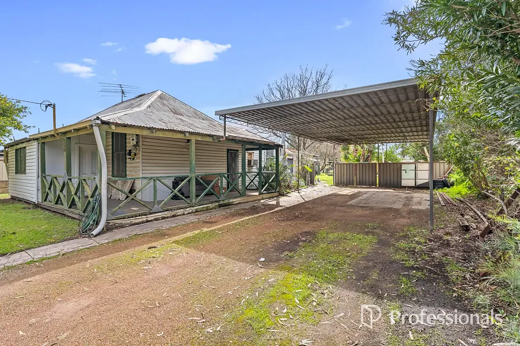Bellevue 2Moenga DEVELOPMENT POTENTIAL IN CENTRAL LOCATION!!