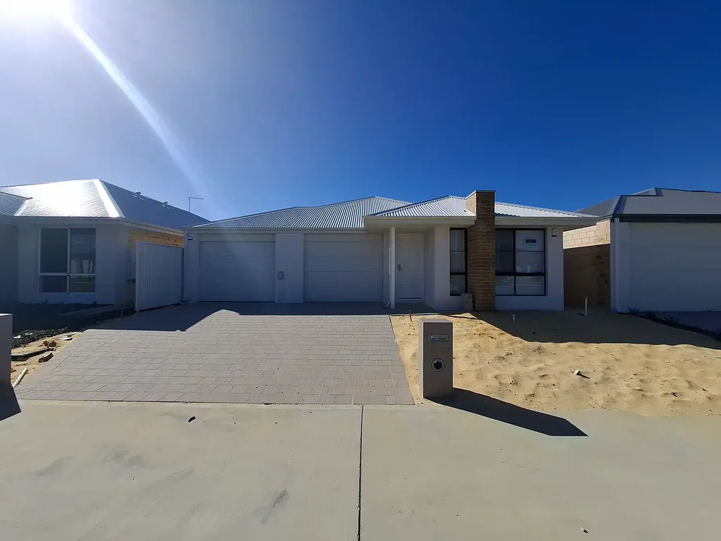 Modern Coastal Living – 2 x 1 Duplex in Eglinton