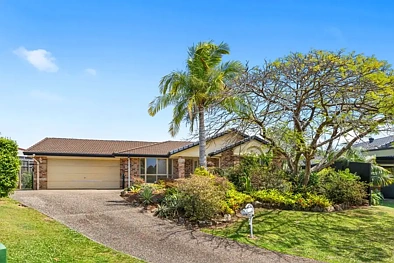 Mudgeeraba 3Kwarto Relaxed Family Living with Poolside Entertaining in Glenwood Park Estate